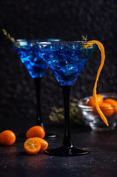 Blue cocktail in martini glasses — Stock Photo, Image