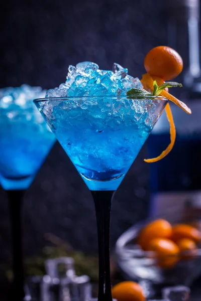 Blauwe cocktail in martini glazen — Stockfoto