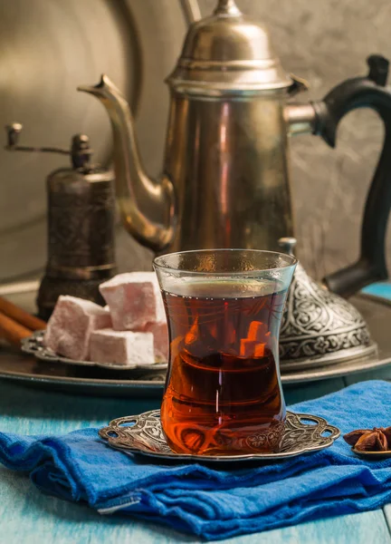 Thé turc avec tasse en verre authentique — Photo