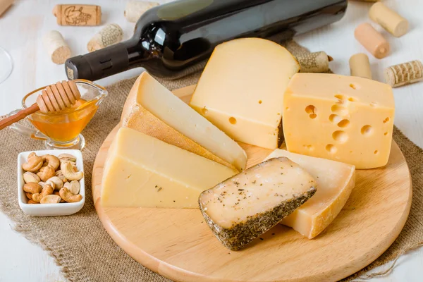Assortiment kaas plaat met rode wijn, noten en honing — Stockfoto