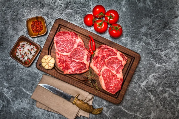 Syrové čerstvé mramorované maso steak — Stock fotografie