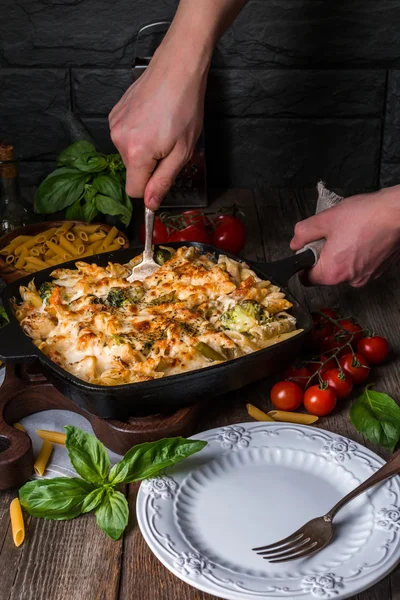 Baked pasta with broccoli, cauliflower, cheese and bechamel sauc — Stock Photo, Image