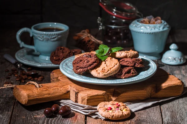 Chocolate chip cookies on plate — Stock Photo, Image