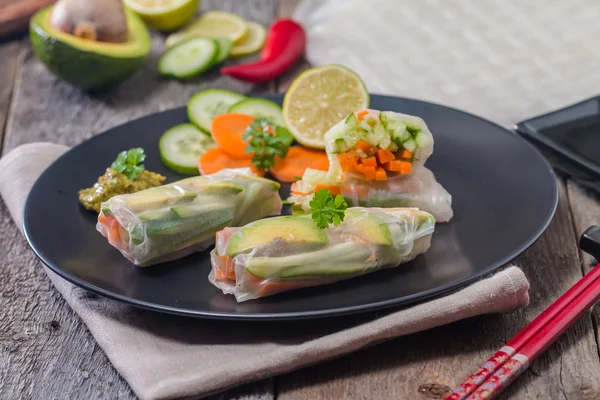 Rollos de primavera con verduras y aguacate — Foto de Stock