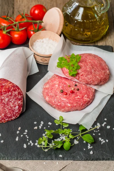 Сире мелене м'ясо Бургери та салямі — стокове фото
