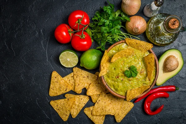 Taça de delicioso Guacamole caseiro com nachos — Fotografia de Stock