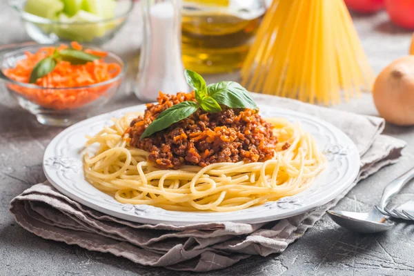 Spaghetti bolognese with ingredients — Stock Photo, Image