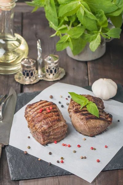 Filete de res a la parrilla de cerca sobre papel — Foto de Stock