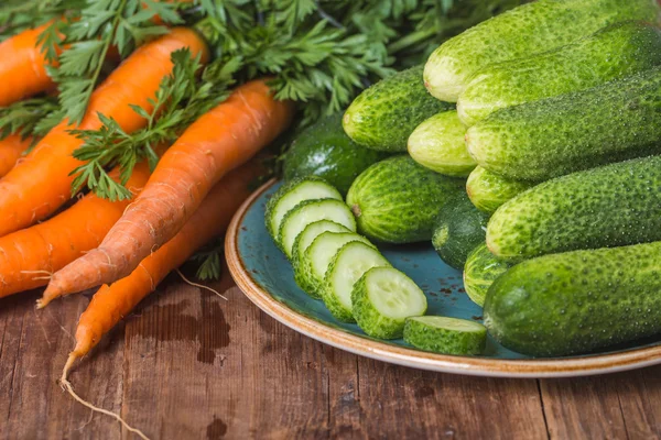 Frische Möhren und Gurken — Stockfoto