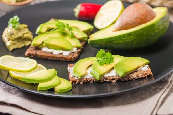 Avocado broodje op plaat — Stockfoto