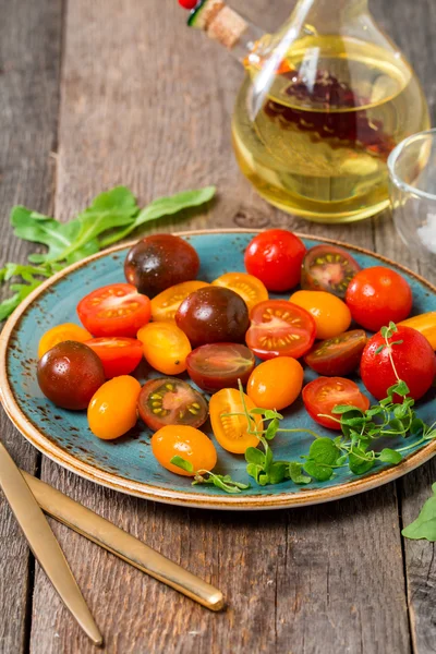 Salad with fresh colorful tomatoes — Stock Photo, Image