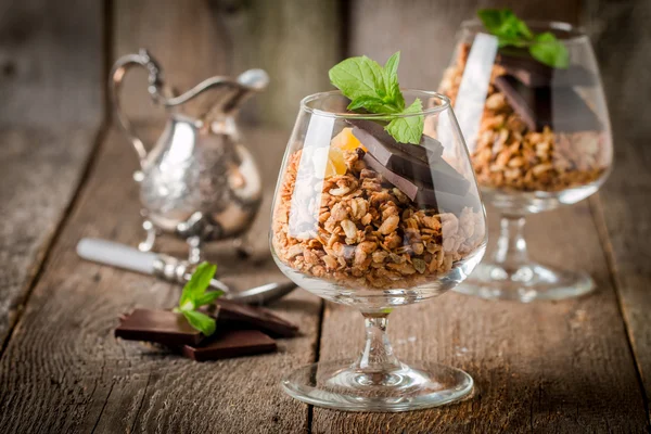 Granola in vetro con pezzi di cioccolato fondente — Foto Stock