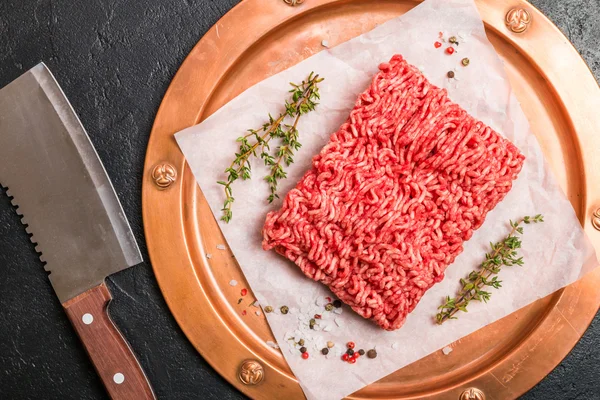 Carne picada con condimento y tomillo fresco — Foto de Stock