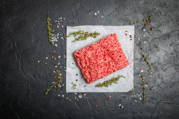 Carne picada con condimento y tomillo fresco — Foto de Stock