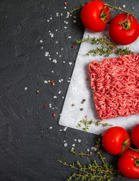 Carne picada con condimento y tomillo fresco — Foto de Stock