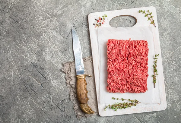 Viande hachée avec assaisonnement et thym frais — Photo