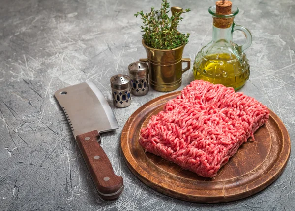 Carne picada con condimento y tomillo fresco — Foto de Stock