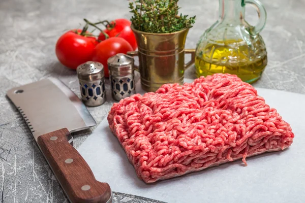 Carne picada con condimento y tomillo fresco — Foto de Stock