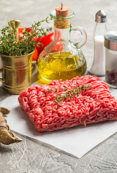 М'ясо фаршу з приправами і свіжим чебрецем — стокове фото