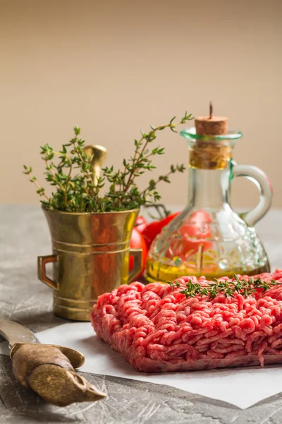 Carne picada con condimento y tomillo fresco — Foto de Stock