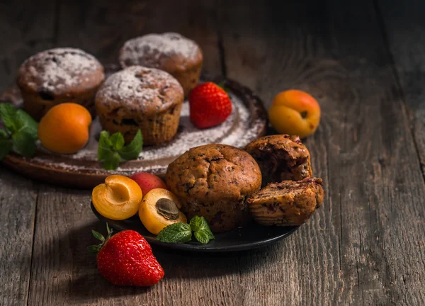 Muffins with fresh strawberries and apricots — Stock Photo, Image