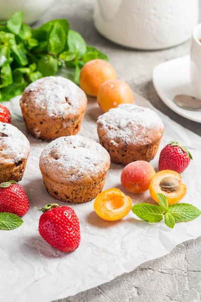 Muffin con fragole fresche e albicocche — Foto Stock