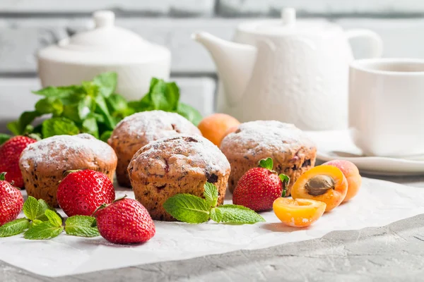 Muffins with fresh strawberries and apricots — Stock Photo, Image