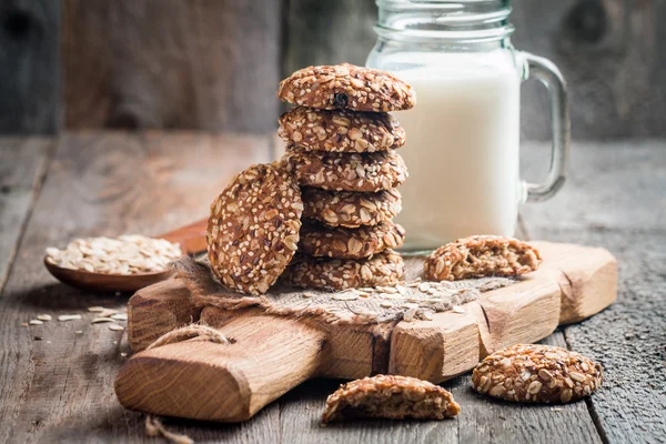 Haferflockenkekse mit Milch — Stockfoto