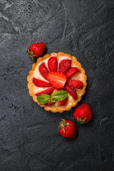 Torte mit Zitronencreme und frischen Beeren — Stockfoto