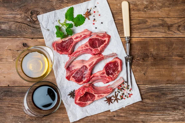 Costolette di agnello fresco crudo con salsa — Foto Stock