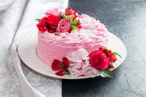 Roze cake met natuurlijke mooie bloemen — Stockfoto