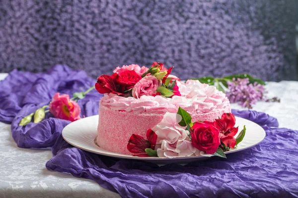 Pink cake with natural beautiful flowers — Stock Photo, Image