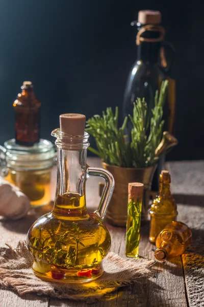 Skleněná láhev olivového oleje s hrebs — Stock fotografie