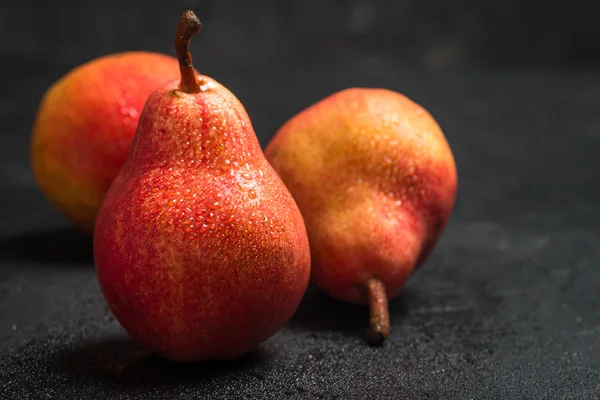 Wet red pears — Stock Photo, Image