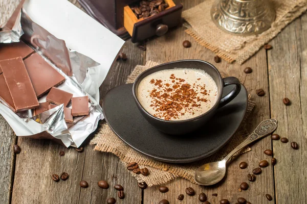 Tasse de café avec haricots et chocolat — Photo