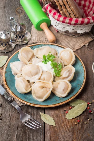 Hemlagade kött Dumplings - ryska pelmeni — Stockfoto