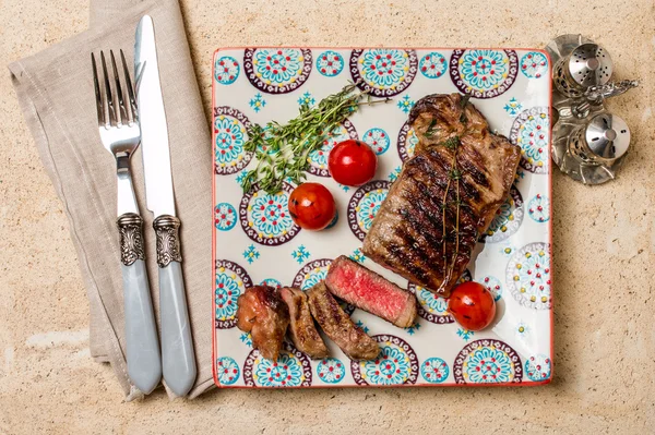 Cortado medio raro asado filete de ternera ribeye — Foto de Stock