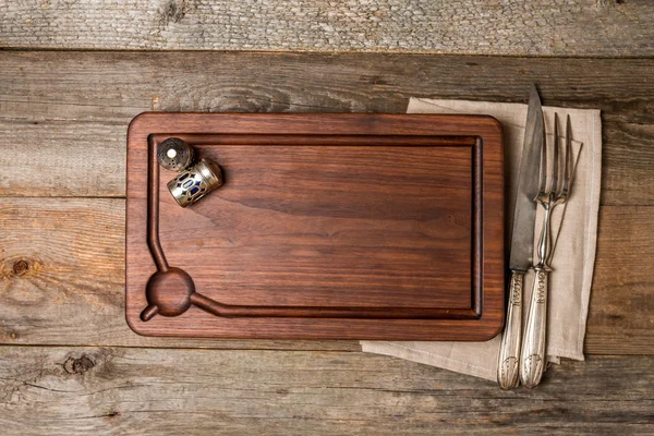 Hugga skärbräda, kryddor och kött gaffel kniv — Stockfoto