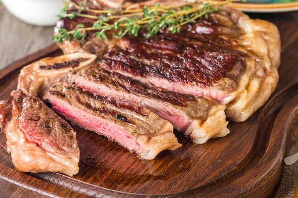 Beef steaks with grilled vegetables and seasoning — Stock Photo, Image