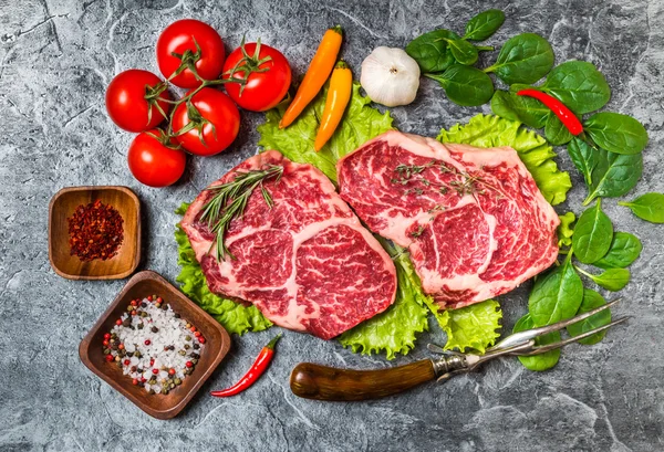 Syrové čerstvé mramorované maso steak — Stock fotografie