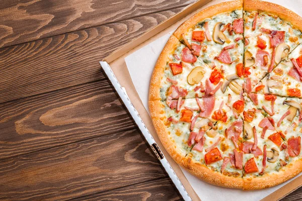 Ízletes pizza gombával, sonkával — Stock Fotó