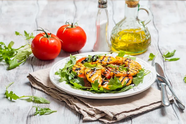 Deliciosa ensalada de calabaza y rúcula a la parrilla — Foto de Stock