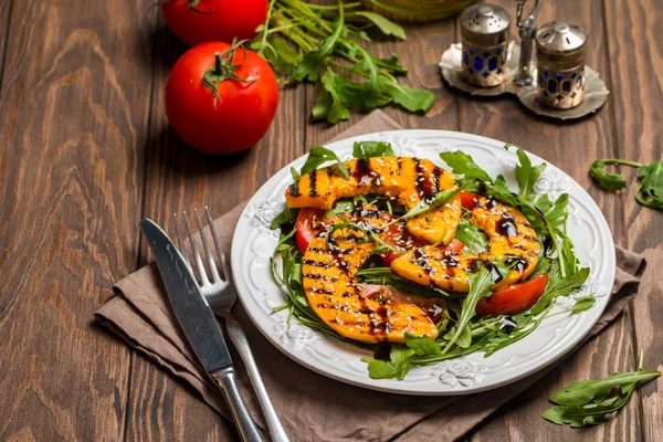 Deliciosa ensalada de calabaza y rúcula a la parrilla — Foto de Stock