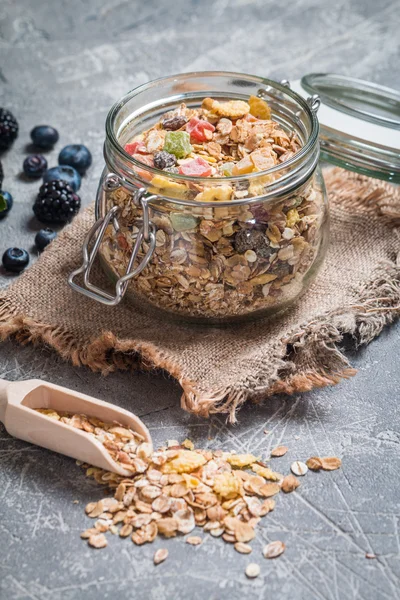 Granola maison dans un bocal en verre — Photo