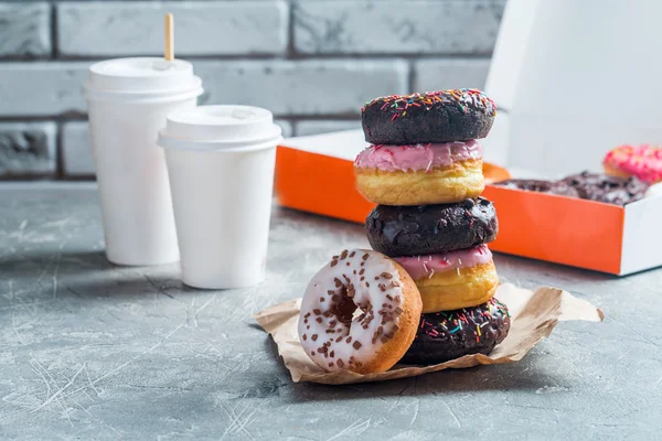 Stapel von verschiedenen Donuts — Stockfoto
