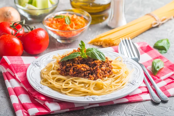 Spaghetti bolognese with ingredients — Stock Photo, Image