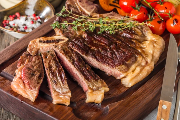 Filetes de res con verduras a la parrilla y condimentos — Foto de Stock