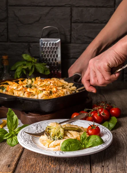 Pastas al horno con brócoli, coliflor, queso y bechamel sauc — Foto de Stock