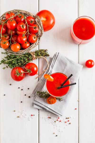 Zumo de tomate y tomates frescos — Foto de Stock