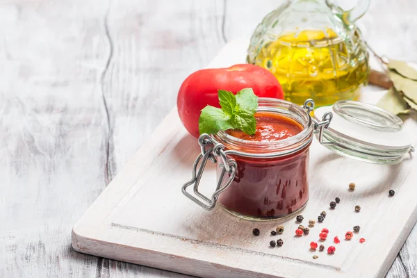 Tarro de vidrio con salsa de tomate picante clásica casera —  Fotos de Stock